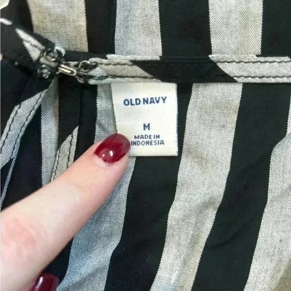 Old navy grey and black striped tank top in size medium - Picture 3 of 4